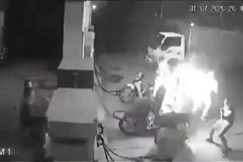 Hà Nội: Xử phạt nhóm thanh niên hút thuốc gây cháy tại cây xăng 