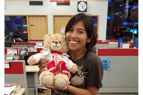 Mara hạnh phúc bên chú gấu Teddy. (Nguồn: Bored Panda)