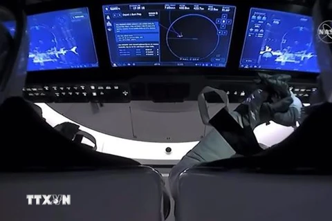 Phi hành gia Bob Behnken và Doug Hurley trên tàu vũ trụ Crew Dragon ngoài không gian sau khi tách khỏi Trạm vũ trụ quốc tế ISS ngày 1/8/2020. (Ảnh: AFP/ TTXVN)