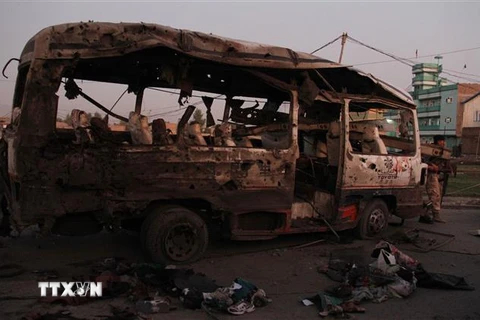 Chiếc xe ôtô bị phá hủy trong một vụ đánh bom ở Jalalabad, Afghanistan, ngày 7/10. (Ảnh: THX/TTXVN)