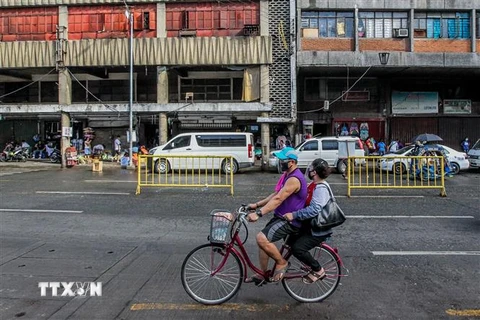 Người dân đeo khẩu trang phòng lây nhiễm COVID-19 tại Manila, Philippines ngày 10/7/2020. (Ảnh: THX/TTXVN)