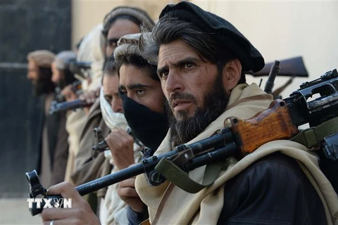 Các tay súng Taliban tại một khu vực ở Jalalabad, Afghanistan, ngày 24/2/2016. (Ảnh: AFP/TTXVN)