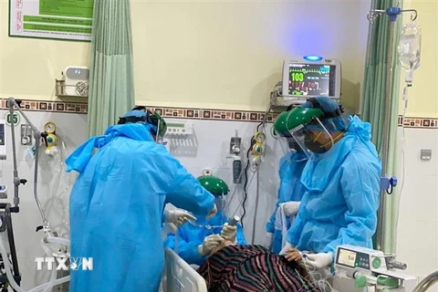 Các bác sỹ Bệnh viện Chợ Rẫy cấp cứu cho bệnh nhân COVID-19 ngay trong đêm. (Ảnh: TTXVN phát)