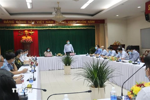 Đoàn công tác Bộ Y tế làm việc với UBND tỉnh Đồng Nai. (Ảnh: Lê Xuân/TTXVN)