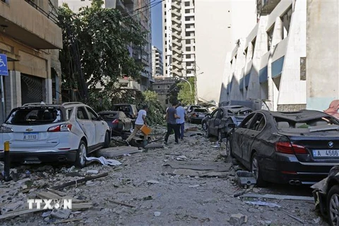 Các phương tiện bị phá hủy sau vụ nổ tại Beirut, Liban, ngày 5/8/2020. (Ảnh: THX/ TTXVN)