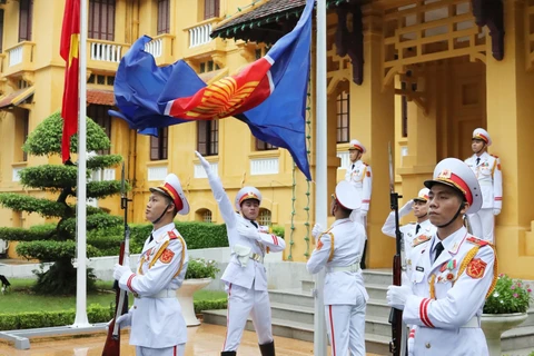 Lễ Thượng cờ kỷ niệm 53 năm Ngày thành lập ASEAN. (Ảnh: Lâm Khánh/TTXVN)