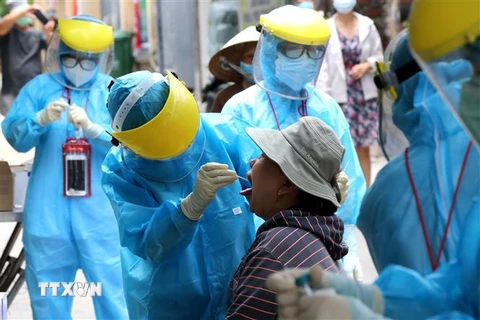 Nhân viên y tế đến tận nhà lấy mẫu xét nghiệm cho người lớn tuổi, sức đề kháng kém có nguy cơ lây nhiễm cao tại Đà Nẵng. (Ảnh: Quốc Dũng/TTXVN)