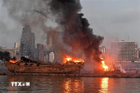 Hiện trường vụ nổ kinh hoàng ở Beirut. (Ảnh: AFP/TTXVN)