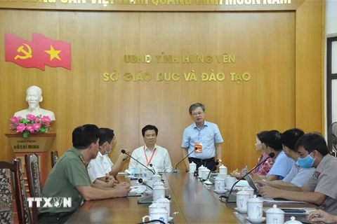 Thứ trưởng Bộ Giáo dục và Đào tạo, Trưởng ban chỉ đạo cấp quốc gia Nguyễn Hữu Độ làm việc với Ban chỉ đạo thi tỉnh Hưng Yên. (Ảnh: Đinh Tuấn/TTXVN)