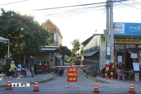 Một khu dân cư ở Khu phố 2, phường Đông Giang, thành phố Đông Hà bị phong tỏa. (Ảnh: Nguyên Lý/TTXVN)