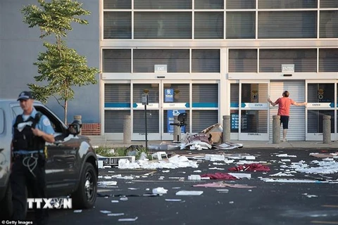 Cảnh sát điều tra tại cửa hàng của Công ty Best Buy ở Chicago (Mỹ) sau khi cơ sở này bị những người quá khích đập phá, ngày 10/8/2020. (Ảnh: Getty Images/TTXVN)