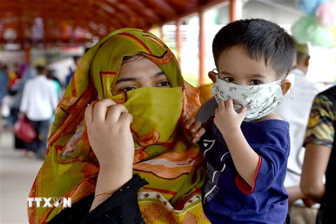 Người dân đeo khẩu trang phòng lây nhiễm COVID-19 tại Dhaka, Bangladesh, ngày 9/8/2020. (Ảnh: THX/ TTXVN)