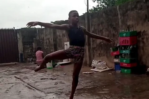 Anthony Madu và điệu múa trong mưa. (Nguồn: Bored Panda)
