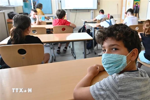 Học sinh đeo khẩu trang phòng lây nhiễm COVID-19 tại trường học ở Tây Berlin, Đức, ngày 10/8/2020. (Ảnh: AFP/TTXVN)
