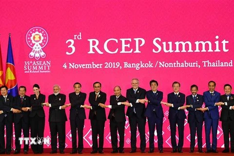 Thủ tướng Nguyễn Xuân Phúc (thứ 8, bên phải) và lãnh đạo các nước thành viên Hiệp định Đối tác Kinh tế Toàn diện khu vực (RCEP) chụp ảnh chung tại Hội nghị thượng đỉnh RCEP lần thứ 3 ở Bangkok, Thái Lan, ngày 4/11/2019. (Ảnh: AFP/ TTXVN)