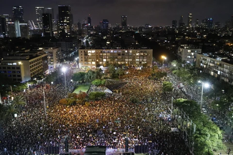Người dân Israel tham gia biểu tình phản đối cách ứng phó của Chính phủ với đại dịch COVID-19, tại Tel Aviv, ngày 11/7/2020. (Ảnh: AFP/ TTXVN)