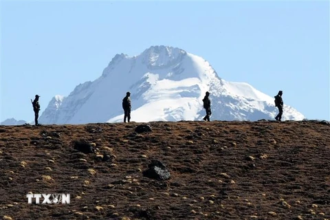 Binh sĩ Ấn Độ tuần tra tại khu vực biên giới Trung Quốc-Ấn Độ ở bang Arunachal Pradesh. (Ảnh: AFP/TTXVN)