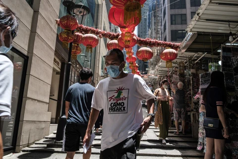 Người dân đeo khẩu trang phòng lây nhiễm COVID-19 tại Hong Kong, Trung Quốc, ngày 15/7/2020. (Ảnh: AFP/TTXVN)