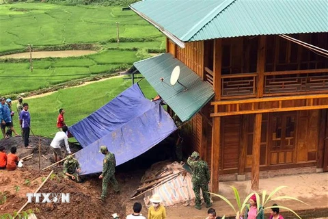 Một ngôi nhà của người dân ở xã Mường Lạn, huyện Sốp Cộp bị ảnh hưởng do mưa lũ. (Ảnh: Hữu Quyết/TTXVN)