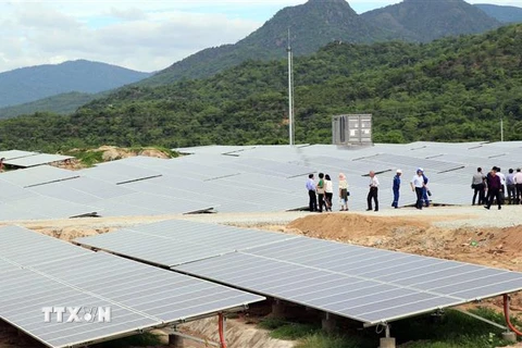 Dự án điện mặt trời Nhị Hà thi công trên vùng núi đá ở xã Nhị Hà, huyện Thuận Nam đã được đưa vào vận hành. (Ảnh: Công Thử/TTXVN)