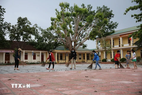Năm học này Trường PT Dân tộc bán trú THCS Lạng Khê, huyện Con Cuông được tu sửa khang trang, sân trường được lát gạch sạch sẽ. (Ảnh: Bích Huệ/TTXVN)