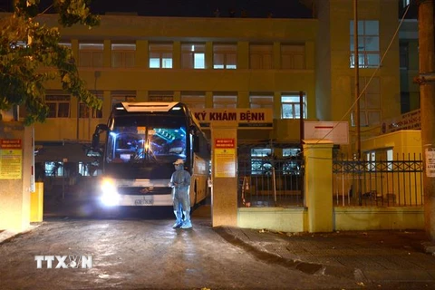 Bộ Tư lệnh Quân khu 5 tiến hành phun hóa chất tiêu độc khử trùng khu vực cổng bệnh viện Đà Nẵng. (Ảnh: Quốc Dũng/TTXVN)
