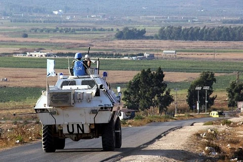 Chiếc xe của lực lượng Liên hợp quốc chạy dọc biên giới Israel-Liban. (Nguồn: Ali Dia/AFP)