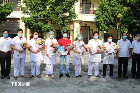 Lãnh đạo Sở Y tế tỉnh Ninh Bình chúc mừng đội ngũ bác sỹ, nhân viên y tế và bệnh nhân được chữa khỏi. (Ảnh: Đức Phương/TTXVN)