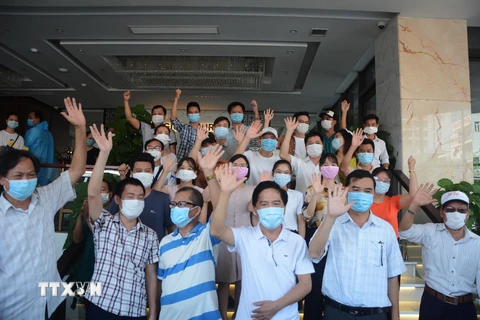 Các y, bác sỹ vẫy chào mọi người sau khi hoàn thành nhiệm vụ hỗ trợ thành phố Đà Nẵng phòng, chống dịch COVID-19. (Ảnh: Văn Dũng/TTXVN)