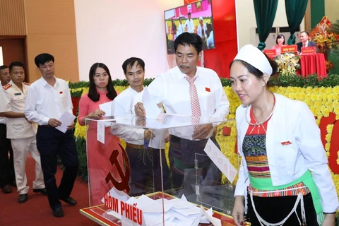 Các đại biểu bỏ phiếu bầu Ban Chấp hành Đảng bộ huyện Quốc Oai, nhiệm kỳ 2020-2025. (Ảnh: Văn Điệp/TTXVN)