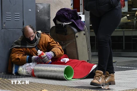 Người vô gia cư trên một đường phố ở Buenos Aires,Argentina, ngày 22/5/2020. (Ảnh: AFP/TTXVN)