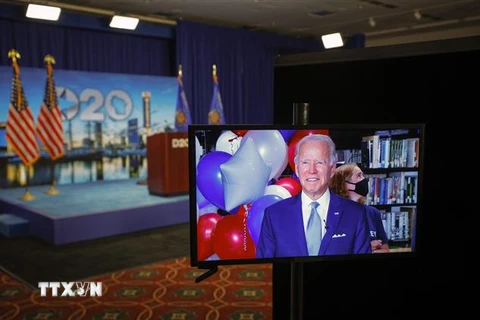 Cựu Phó Tổng thống Mỹ Joe Biden (trên màn hình video) chính thức được đề cử làm ứng viên Tổng thống của đảng Dân chủ tại Đại hội toàn quốc của đảng ở Milwaukee, bang Wisconsin (Mỹ), ngày 18/8/2020. (Ảnh: AFP/TTXVN)