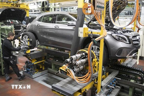 Công nhân hoàn thiện lắp ráp xe ô tô Mercedes Benz A tại nhà máy sản xuất xe Daimler ở Rastatt, miền Tây Nam Đức. (Ảnh: AFP/TTXVN)