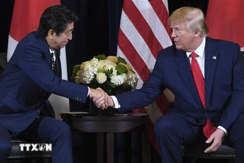 Tổng thống Mỹ Donald Trump (phải) và Thủ tướng Nhật Bản Abe Shinzo trong cuộc gặp tại New York, Mỹ ngày 25/9/2019. (Ảnh: AFP/TTXVN)
