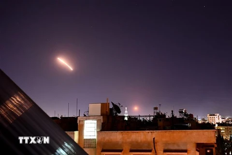 Tên lửa phòng không Syria được triển khai nhằm đánh chặn cuộc tấn công tên lửa của Isarel tại thủ đô Damascus ngày 20/7/2020. (Ảnh: THX/TTXVN)