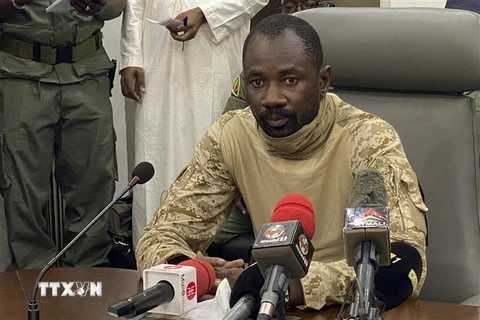 Đại tá Assimi Goita, người đứng đầu Ủy ban Quốc gia bảo vệ người dân (CNSP) tự xưng, trong cuộc họp báo tại Bamako, sau cuộc binh biến ở Mali ngày 19/8/2020. (Ảnh: AFP/TTXVN)