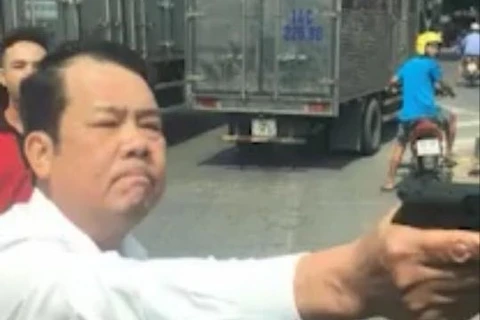 Hình ảnh người đàn ông cầm súng trong clip. (Nguồn: Internet)