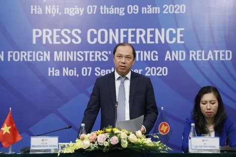 Thứ trưởng Bộ Ngoại giao Nguyễn Quốc Dũng, Trưởng SOM ASEAN Việt Nam chủ trì họp báo. (Ảnh: Dương Giang/TTXVN)
