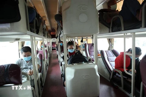 Hành khách trên xe rời Đà Nẵng được bố trí giãn cách để phòng chống dịch COVID-19. (Ảnh: Trần Lê Lâm/TTXVN)