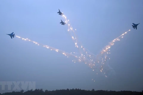 Đội bay nhào lộn" Hiệp sĩ" của Không quân Nga bay biểu diễn trên máy bay phản lực SU-27 tại Chu Hải ngày 10/11, một ngày trước khi khai mạc triển lãm. (Ảnh: AFP/TTXVN)