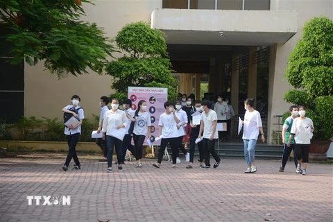 Các thí sinh tại điểm trường THPT Chuyên Lê Quý Đôn, Đà Nẵng. (Ảnh: Văn Dũng/TTXVN)