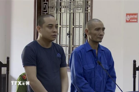 Bị cáo Nguyễn Duy Linh (phải) và Bùi Huy Hoàng tại phiên xét xử. (Ảnh: Vũ Hà/TTXVN)