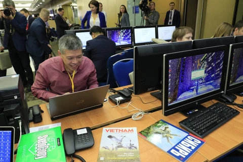 Phóng viên Cơ quan thường trú TTXVN tại Moskva Duy Trinh đưa tin tại họp báo NĂM 2019 của Tổng thống Nga. (Ảnh: Trần Hiếu/TTXVN)