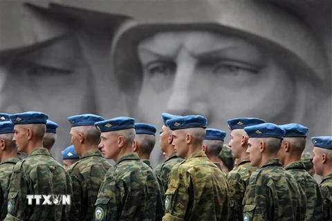 Lính dù Nga tham gia lễ diễu binh ở Moskva, Nga. (Ảnh: AFP/TTXVN)