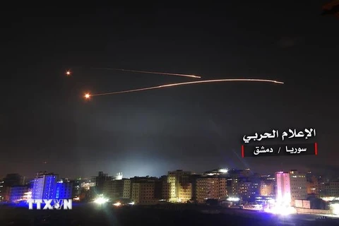 Phòng không Syria đánh chặn tên lửa Israel nhằm vào thủ đô Damascus ngày 10/5/2018. (Ảnh: AFP/TTXVN)