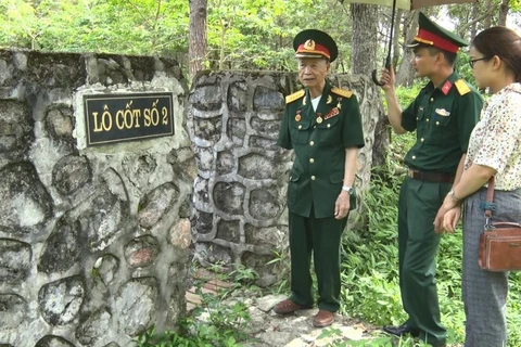 Đại tá, Anh hùng lực lượng vũ trang nhân dân La Văn Cầu thăm các lô cốt Pháp tại Khu Di tích Chiến thắng Đông Khê. (Ảnh: Thu Hằng/TTXVN)
