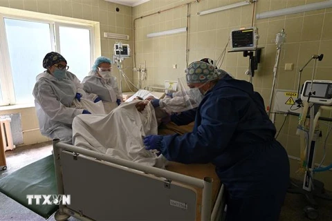 Nhân viên y tế điều trị cho bệnh nhân COVID-19 tại một bệnh viện ở Lviv, Ukraine ngày 30/6/2020. (Ảnh: AFP/TTXVN)