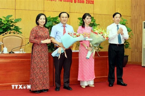 Lãnh đạo Hội đồng nhân dân tặng hoa hai tân Phó Chủ tịch UBND tỉnh. (Ảnh: Thái Thuần/TTXVN)