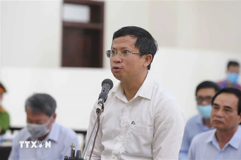 Bị cáo Lê Cảnh Dương (nguyên Giám đốc Ban Xúc tiến và Hỗ trợ đầu tư thành phố Đà Nẵng) khai báo trước Hội đồng xét xử ngày 4/5/2020. (Ảnh: Doãn Tấn/TTXVN)