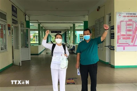 Bệnh nhân 1015, bệnh nhân cuối cùng điều trị tại Bệnh viện Phổi Đà Nẵng, được xuất viện. (Ảnh: TTXVN phát)